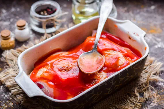 Курица в томатном соусе в духовке фото 4